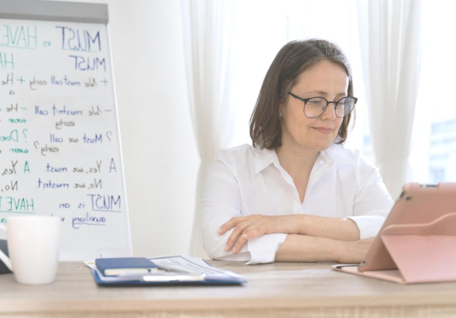 Formation d'équipe travaillant sur des analyses financières
